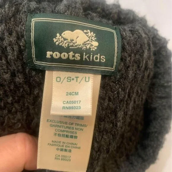 Roots retro winter hat toque. Charcoal grey. YOUTH. - Picture 5 of 6